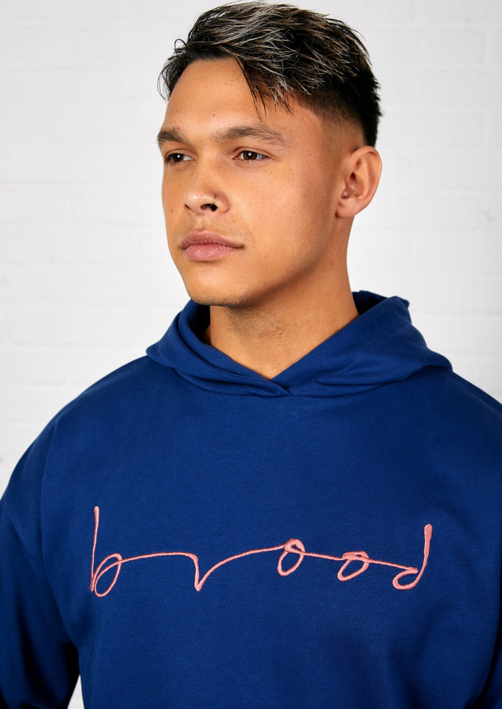 Darkblue hoody close Brood Logo